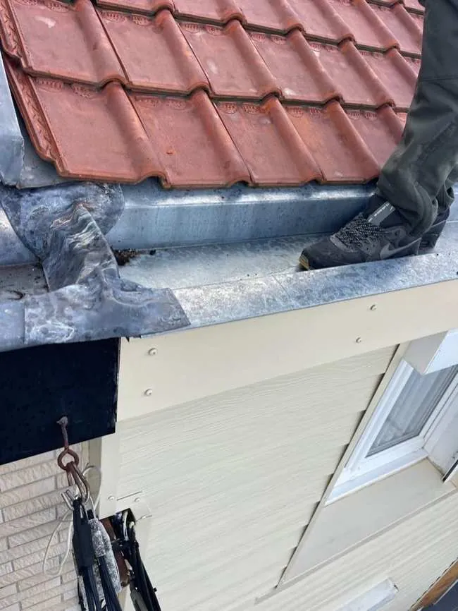 Inspection de toiture par un technicien ACBF