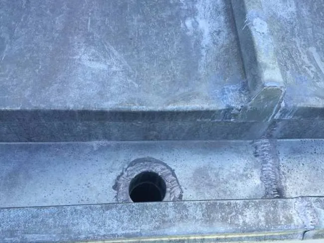 Point d'evacuation d'eau sur toiture zinc, point sensible aux fuites