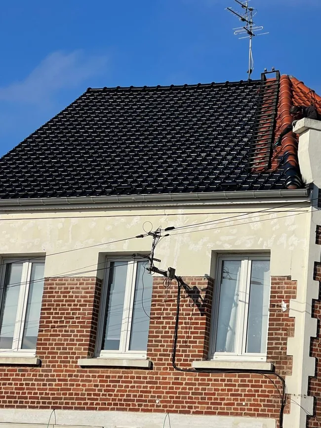 Maison en briques avec une toiture en tuiles noires dans l'Yonne