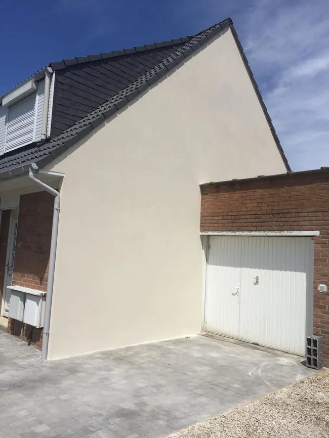 Mur de maison après réparation des fissures et reprise de l'enduit